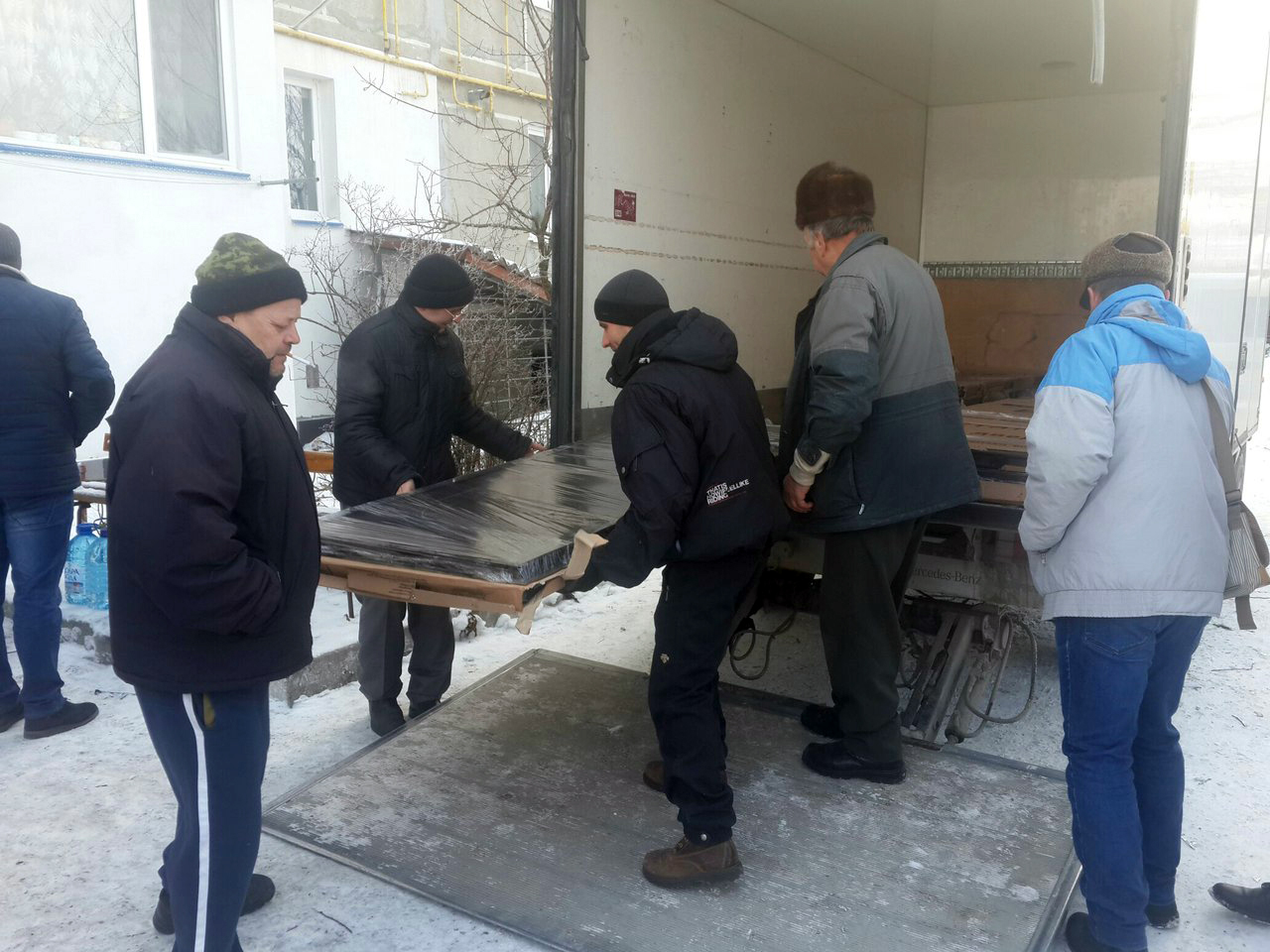 Погорільцям в Дунаївцях надані вхідні двері